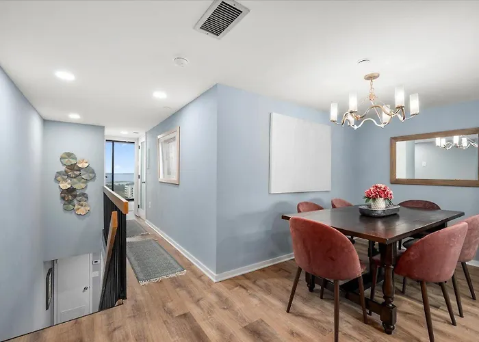 Spacious 2 Bedroom Ocean Front At The Century With Indoor Pool! *